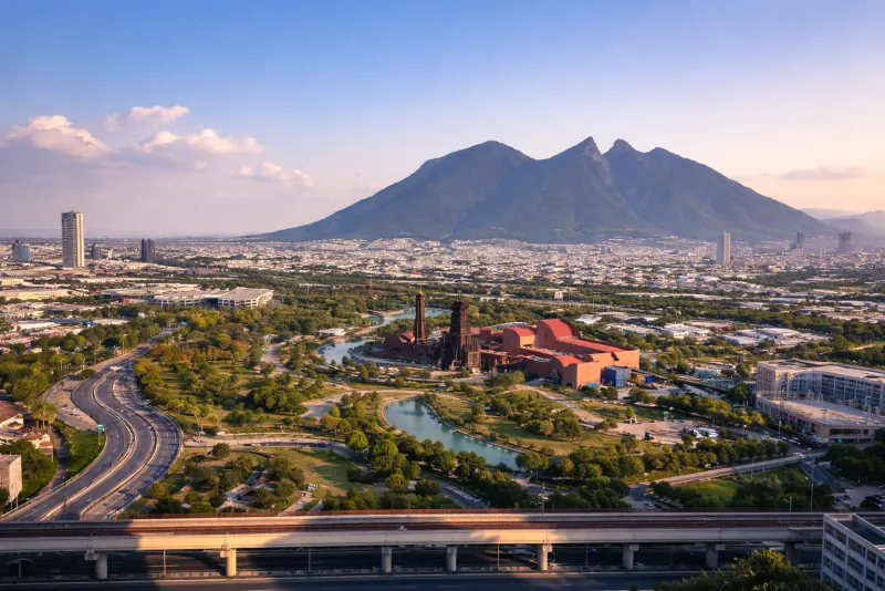 Parque Fundidora y el Cerro de la Silla en Monterrey