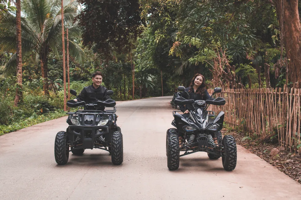 Viajeros exploran un camino tropical en cuatrimotos