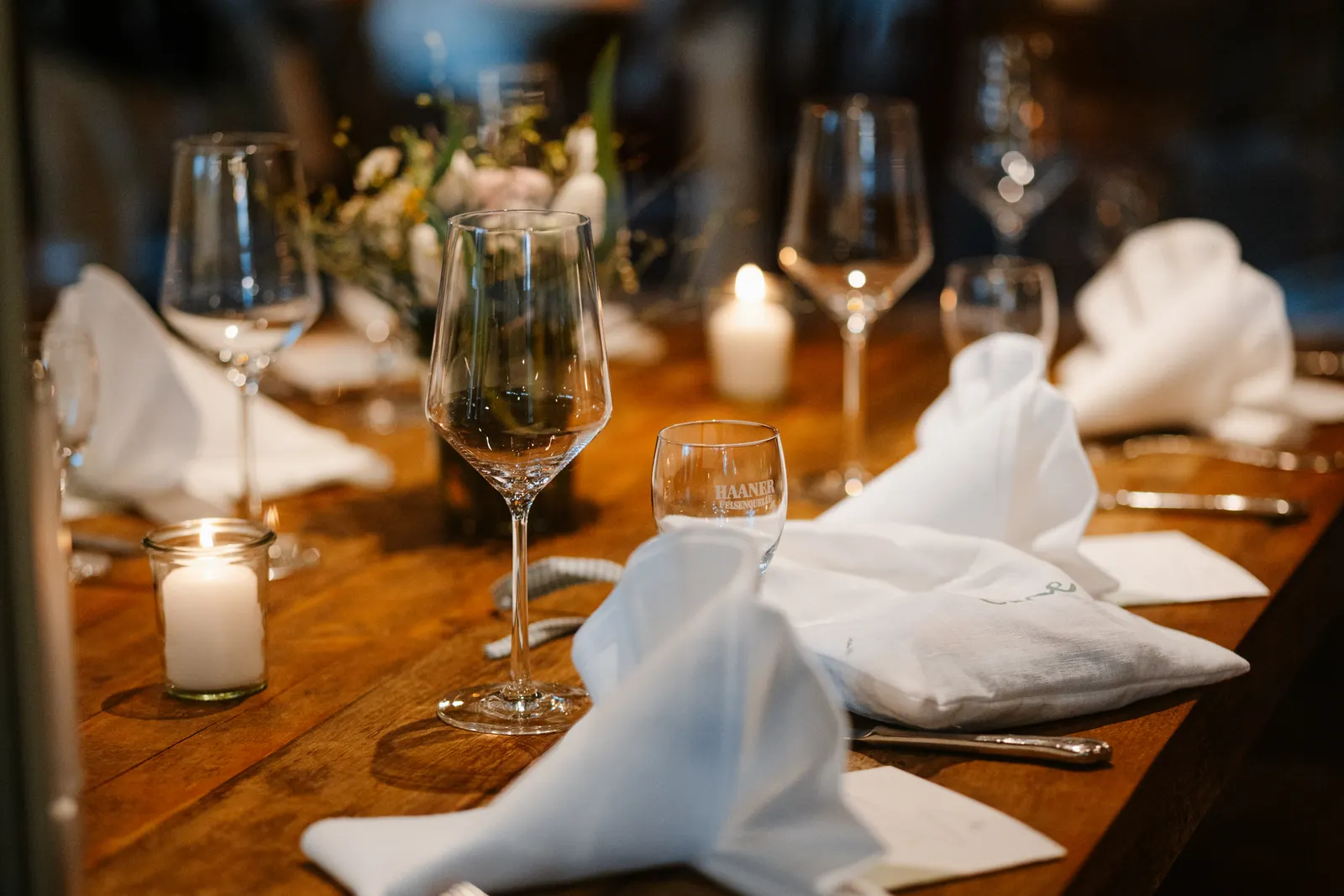 Mesa de restaurante con copas y velas