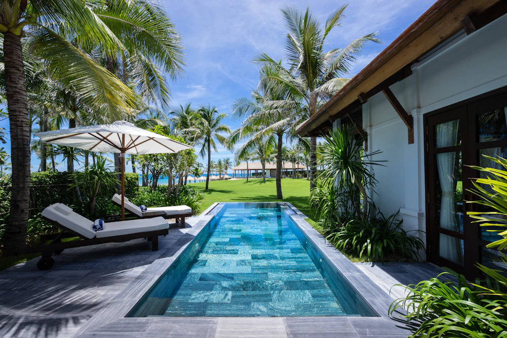 Villa con alberca privada junto al mar